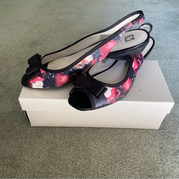 Anne Klein "iflex" 1.5" Heel Peep Toe Slingback Floral and Black ~10 M~ Classy - Picture 1 of 13